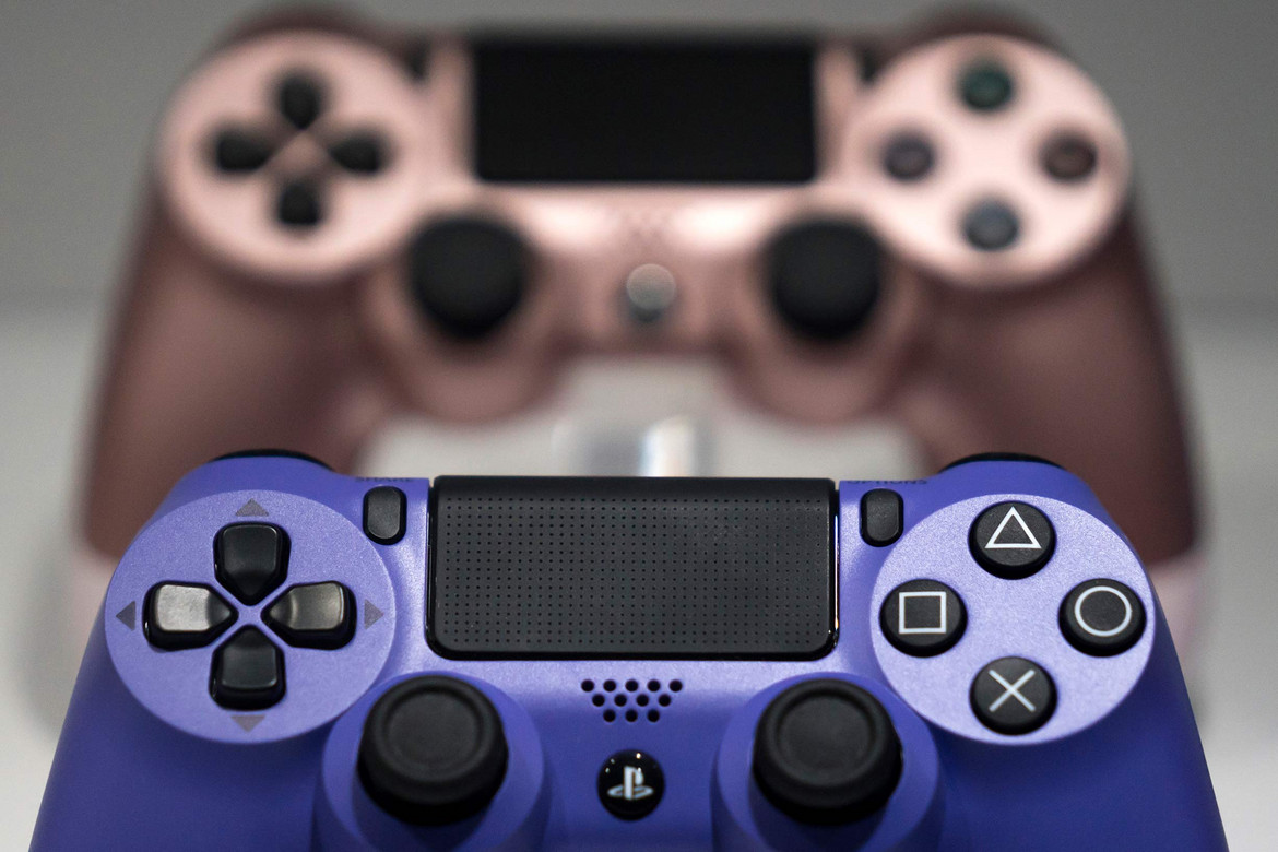 Zwei farbige PS4 Controller