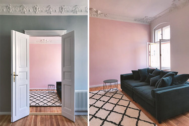 Zweigeteiltes Bild mit einer Doppeltür und einem Sofa in einem Wohnraum
