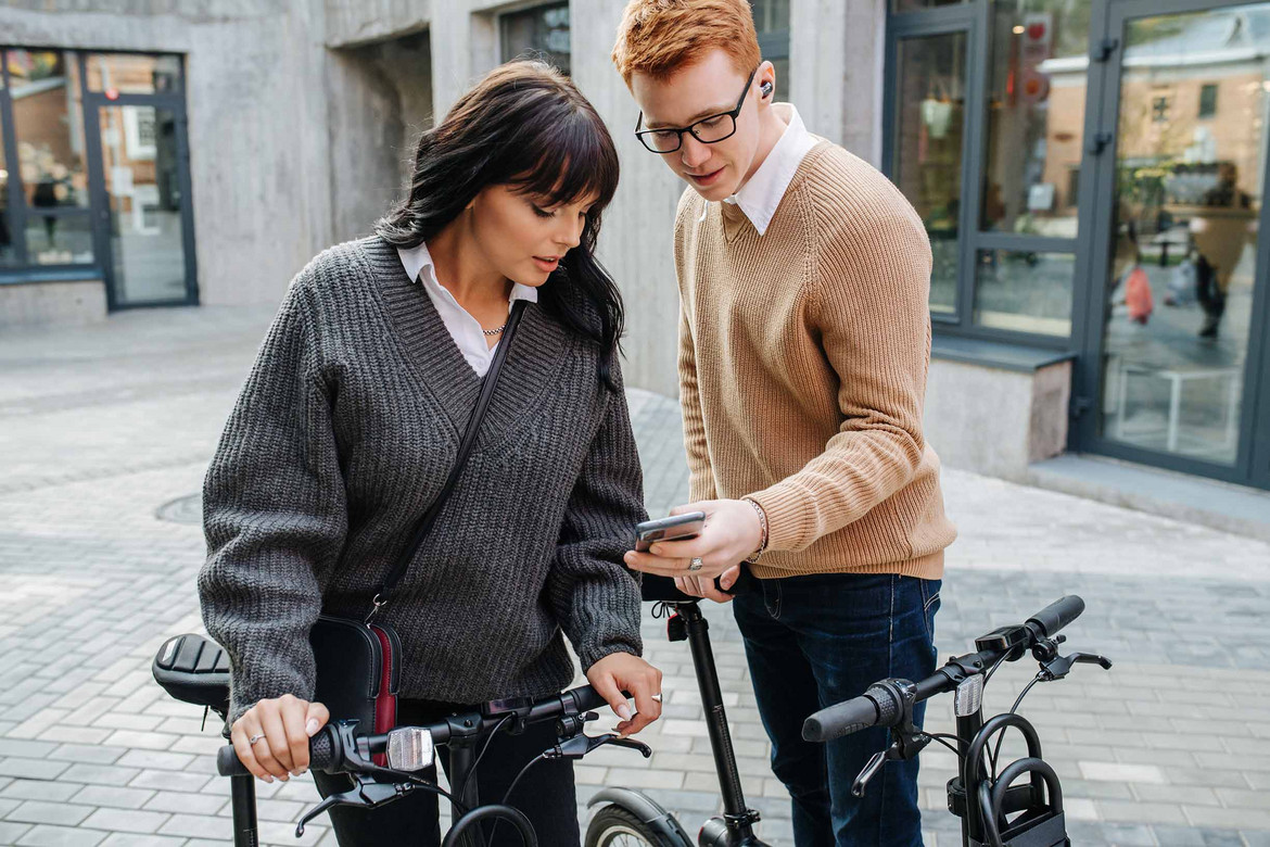Mann und Frau mit Fahrrädern in der City