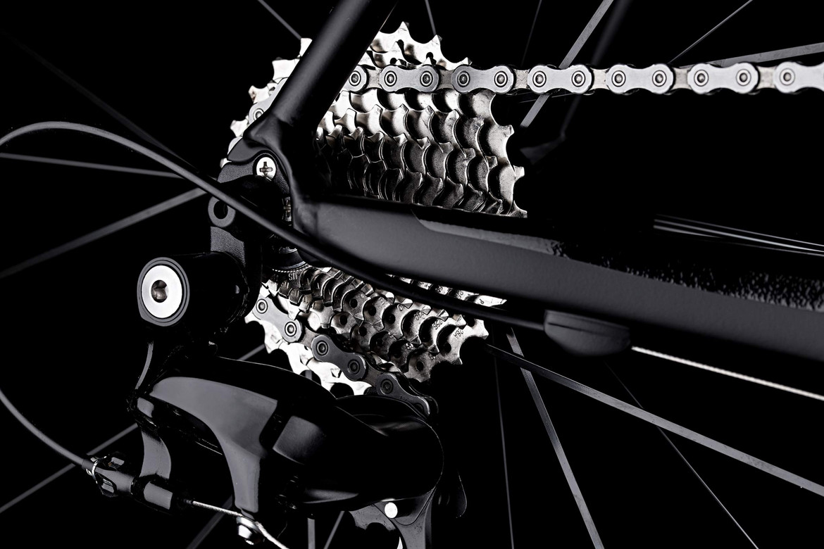 Elegantes Bild von Mountainbike-Gangschaltung und Fahrradkette vor schwarzem Hintergrund