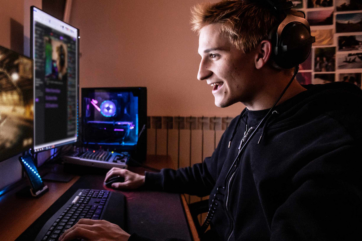 Junger Mann spielt am Computer