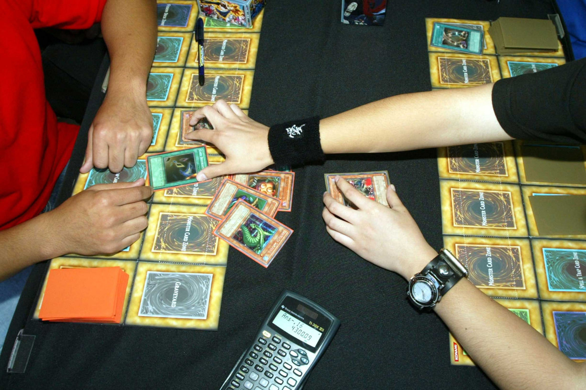 Ein Tisch mit Yu-Gi-Oh! Karten
