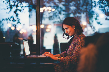 Ein Bild einer Frau mit Laptop
