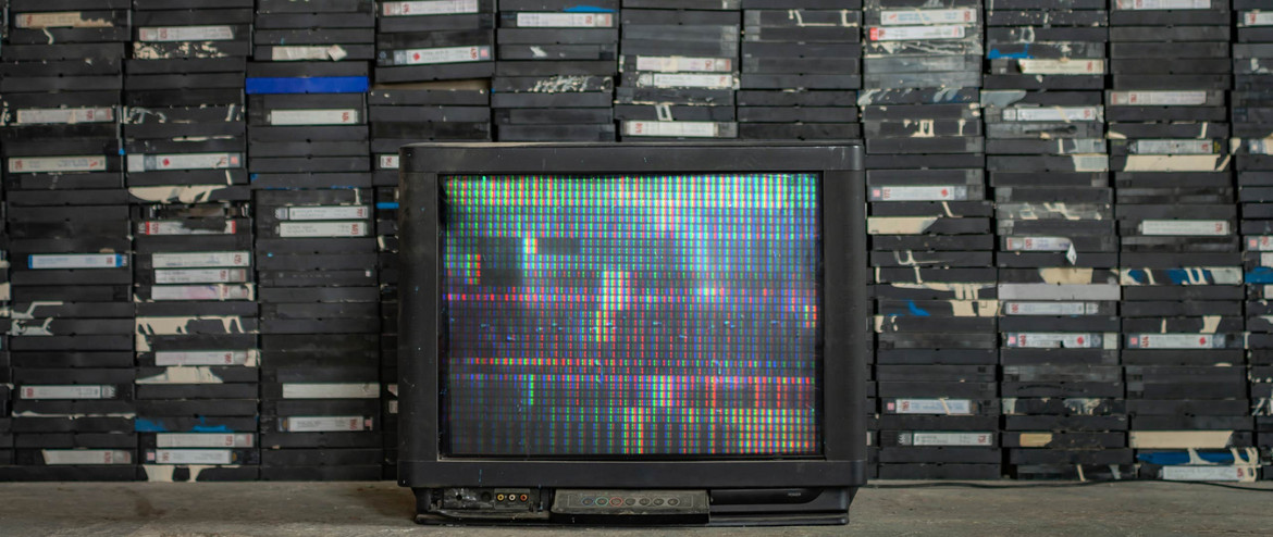 Ein Bild eines gebrauchten Fernsehers vor VHS-Kassetten