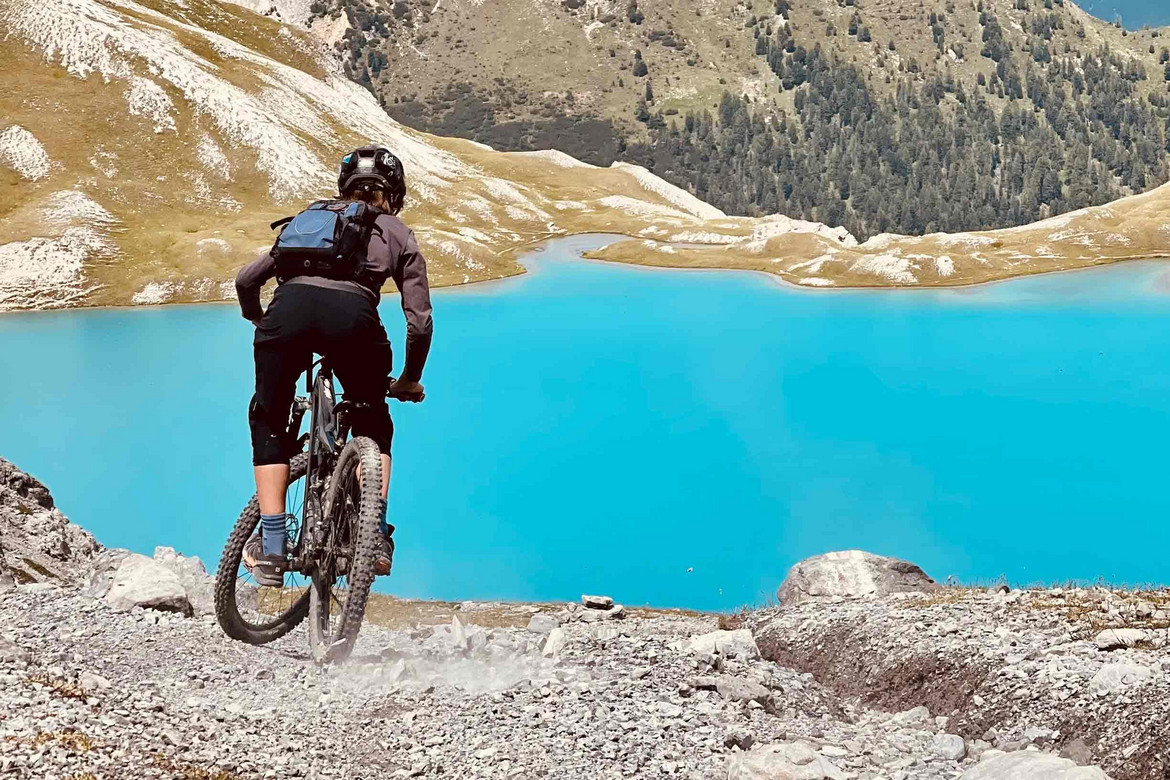 Mountainbiker vor türkisfarbenem Bergsee