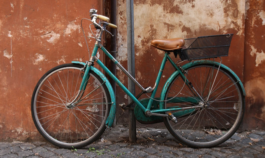 Grünes Fahrrad vor einer Mauer