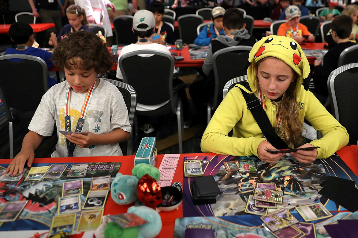 Kinder auf Fan-Convention tauschen Pokémon-Sammelkarten