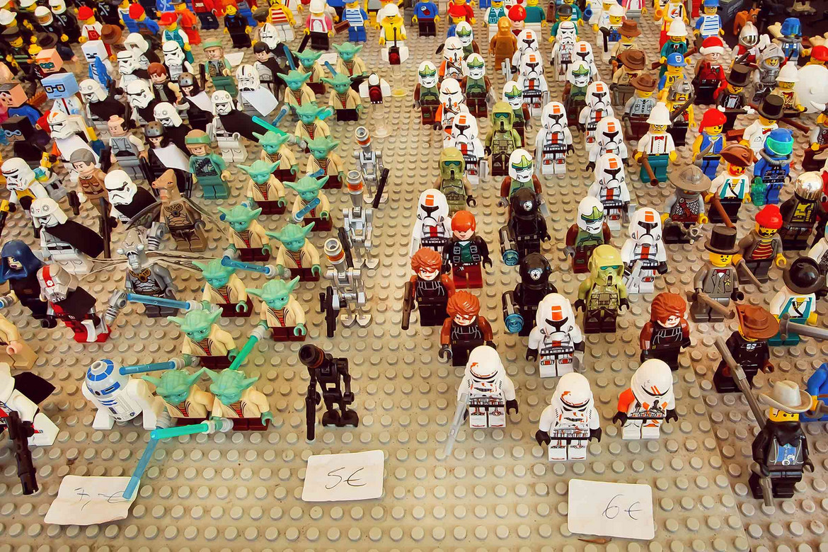 Gebrauchtes Lego verkaufen: Viele Star Wars Lego-Figuren auf Verkaufstisch