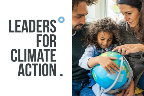 Auf der linken Seite sitzen Eltern um ihre Tochter, die einen Globus in der Hand hält, die Mutter zeigt mit dem Finger auf einen Ort, während auf der rechten Seite das Logo von Leaders For Climate Action abgebildet ist.