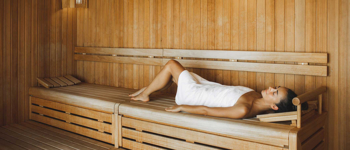 Junge Frau entspannt in der Sauna